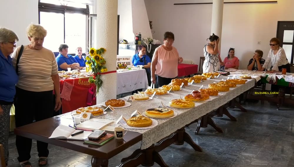 Fotografija uz vijest: 29. Azanjska pogačijada okupila brojne posetioce: Tradicija, stare fotografije i domaća radinost