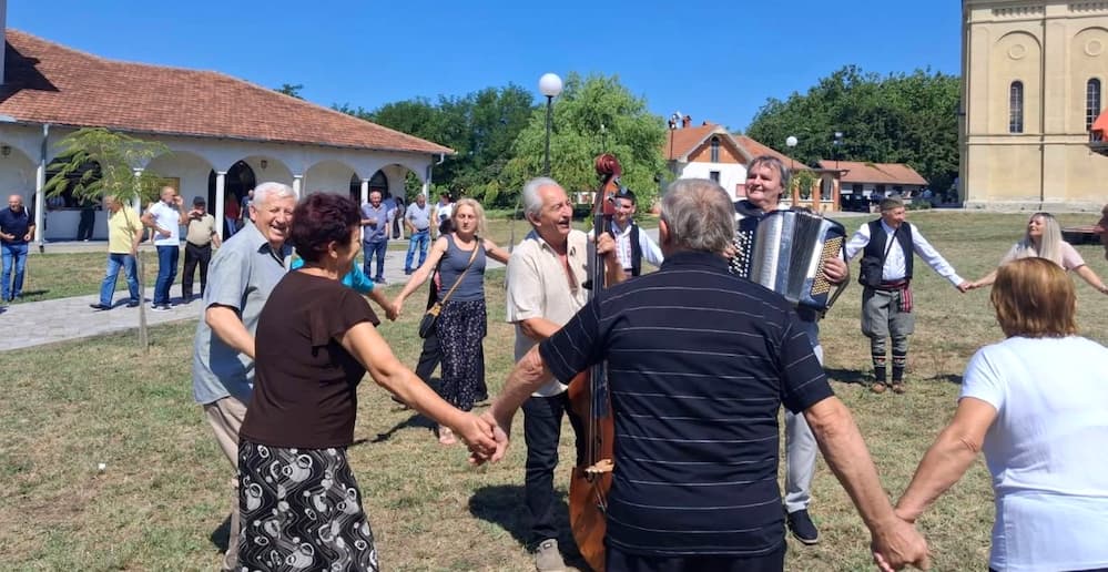 Fotografija uz vijest: Azanjski vašar oživeo staru tradiciju: Kolo se posle pola veka ponovo zavrtelo u crkvenoj porti