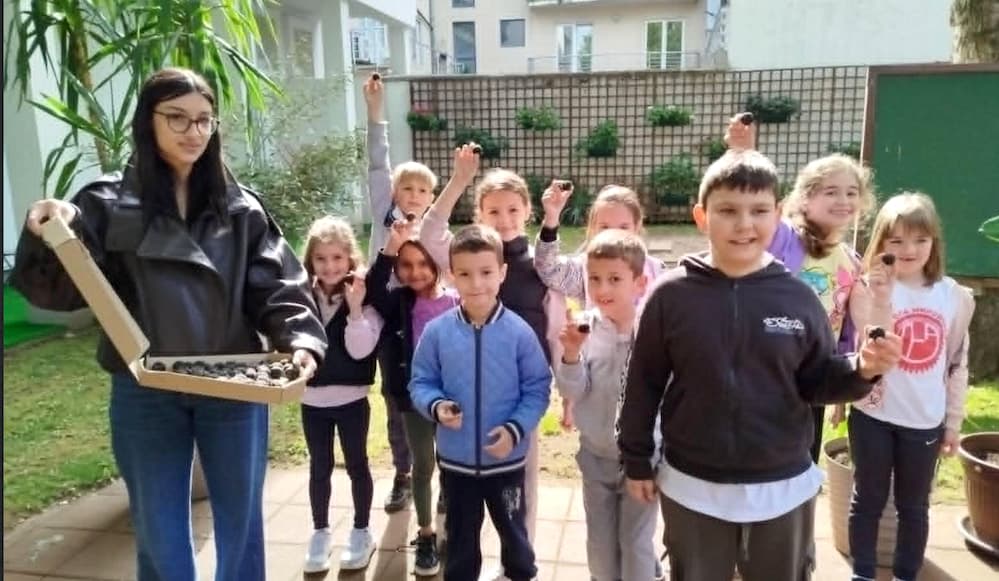 Fotografija uz vijest: „Baci nešto lepo” u OŠ „Olga Milošević” povodom Svetskog dana pčela