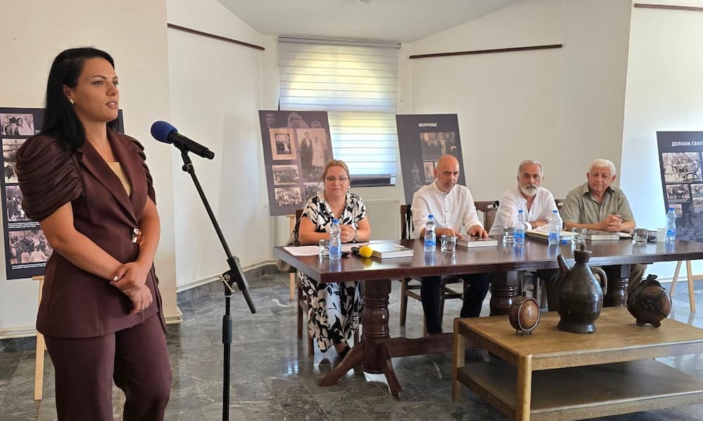 Fotografija uz vijest: „Blagi dani“ u Azanji: Knjiga Žarka Talijana čuva uspomenu na svadbe, slave i porodične običaje