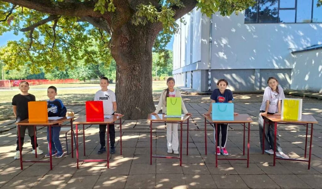 Fotografija uz vijest: Budući prvaci u potrazi za blagom: Predškolci posetili OŠ „Vuk Karadžić“