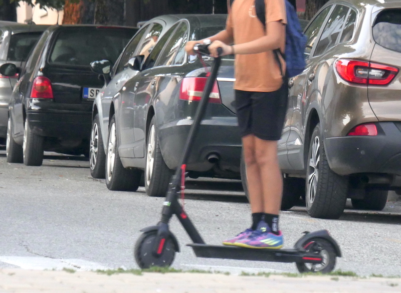 Fotografija uz vijest: Deca mlađa od 14 godina ne smeju na električne trotinete, a sve ih češće voze: Pad pri 25 km/h može biti koban, kazne idu do 12...