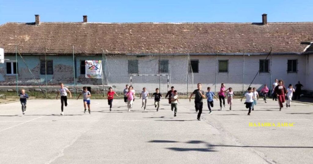 Fotografija uz vijest: Dečja nedelja u Kusatku: Sportski poligon okupio učenike OŠ „Brana Jevtić“