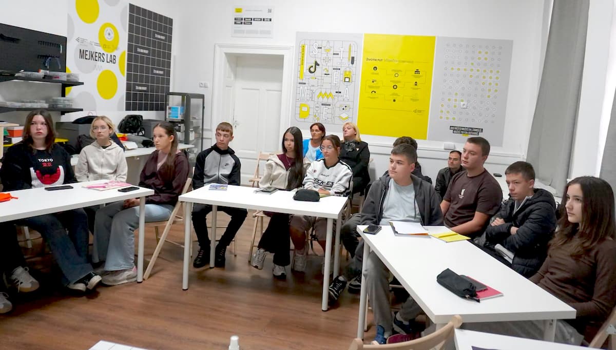 Fotografija uz vijest: Gimnazijalci iz Palanke nadmudrili Ajnštajna u Mejkers labu