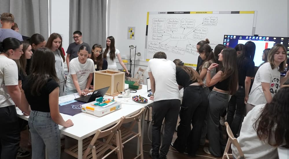 Fotografija uz vijest: Gimnazijalci iz Palanke predstavili inovativne projekte iz robotike i veštačke inteligencije