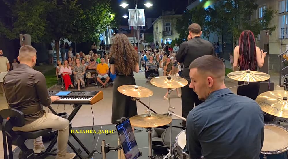 Fotografija uz vijest: Grupa "Famos" priredila muzički spektakl na Trgu kulture u Smederevskoj Palanci