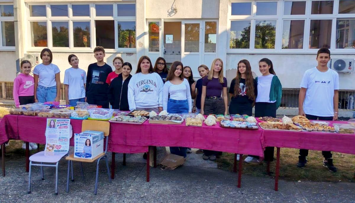 Fotografija uz vijest: Humanitarna akcija u Azanji: "Slatki sto za Danicu" okupio meštane