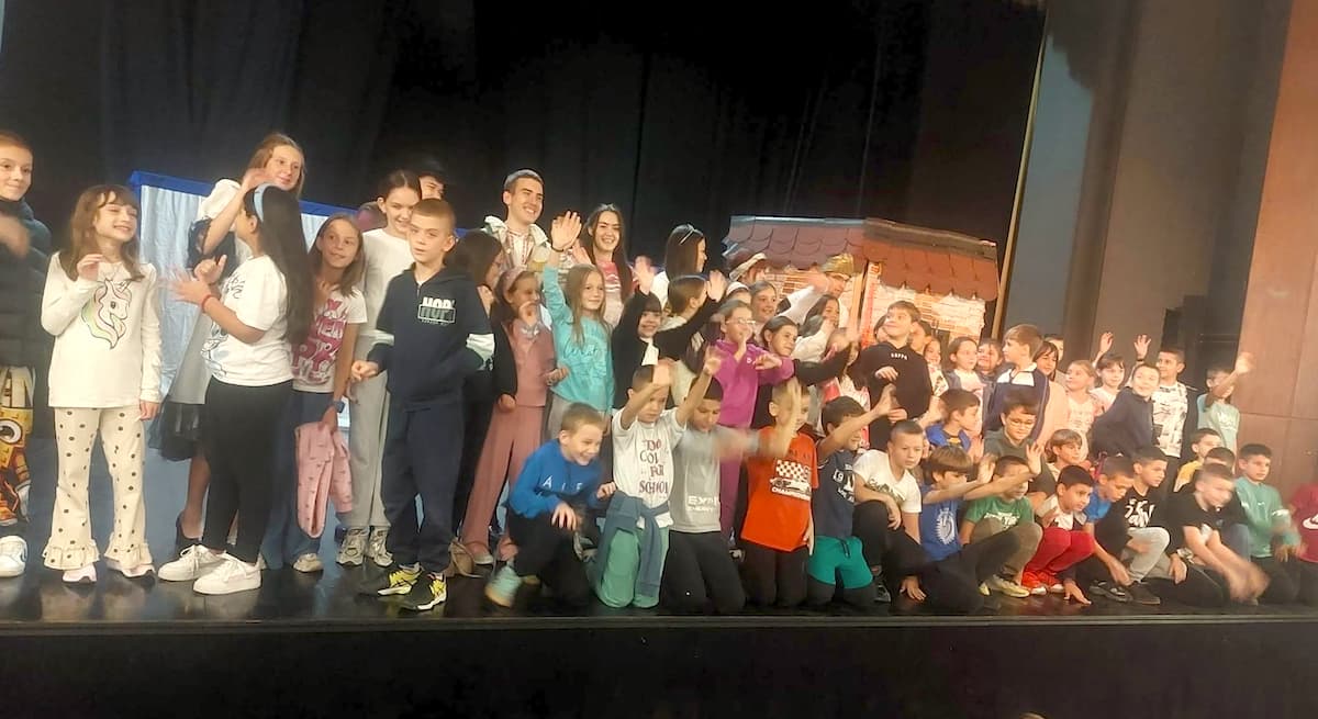 Fotografija uz vijest: Humanitarna predstava "Svinjareva tajna" za Danicu: "Olga Milošević" i "Vragolani" obeležili Dečju nedelju