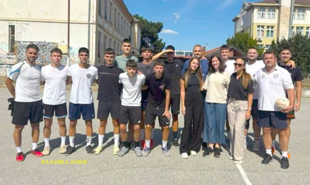 Fotografija uz vijest: Humanitarni fudbalski meč u Palanačkoj gimnaziji: "Fizika" slavila, Danicin osmeh najveća pobeda