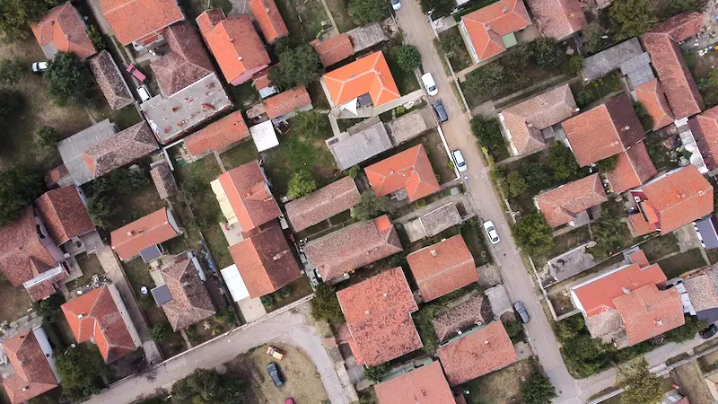 Fotografija uz vijest: Kolika je obavezna udaljenost između dve kuće? Komšija ne može da zida pod prozorom