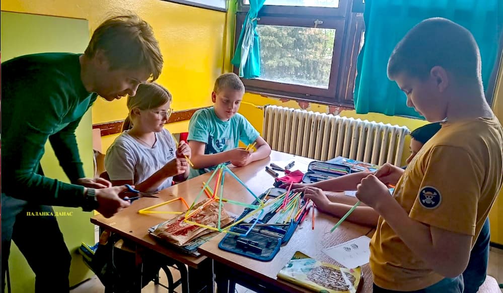 Fotografija uz vijest: Kriptografija, geometrija i nauka na zanimljiv način u OŠ „Vuk Karadžić“