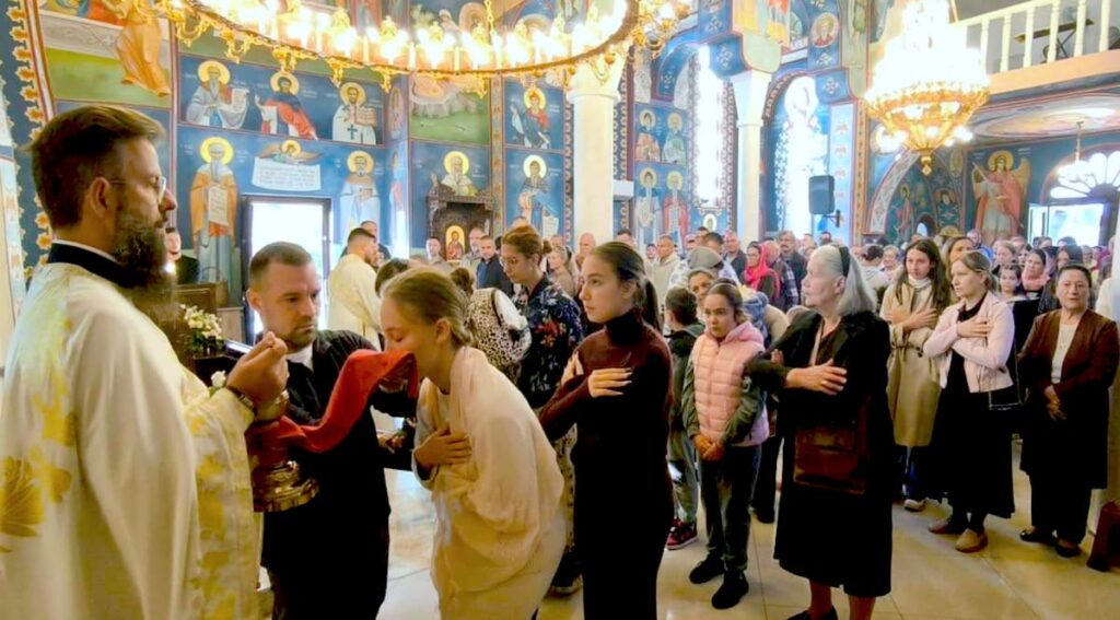 Fotografija uz vijest: Krstovdan obeležen molitvom i pričešćem u hramu Svete Petke u Smederevskoj Palanci