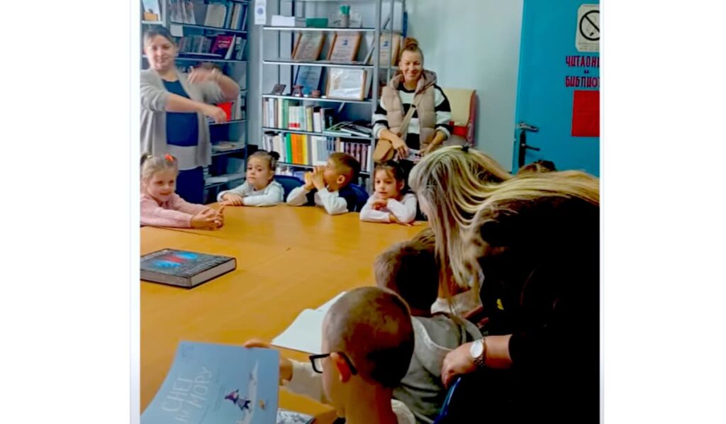 Fotografija uz vijest: Mališani iz vrtića "Bubamara" posetili biblioteku "Milutin Srećković" u Azanji