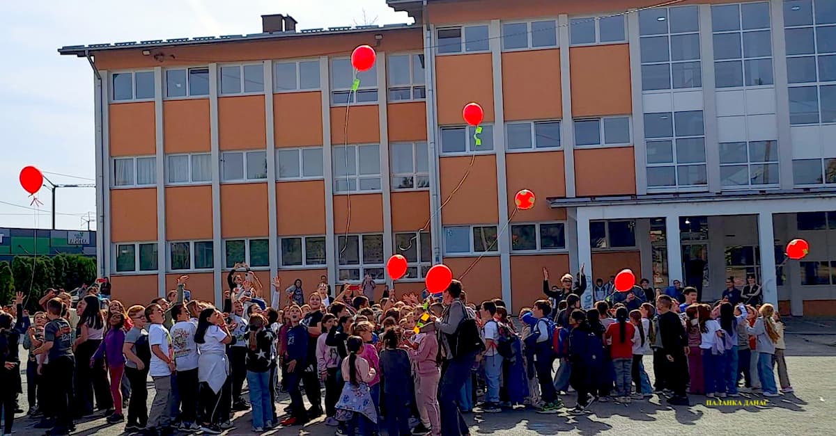 Fotografija uz vijest: Mališani OŠ „Heroj Radmila Šišković“ poslali poruke ljubavi i prijateljstva balonima