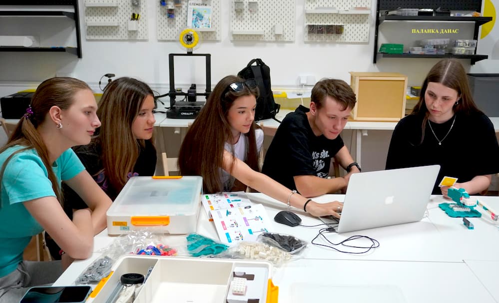 Fotografija uz vijest: Mejkers lab u Palanačkoj gimnaziji obogaćen novom opremom za robotiku i medijski rad