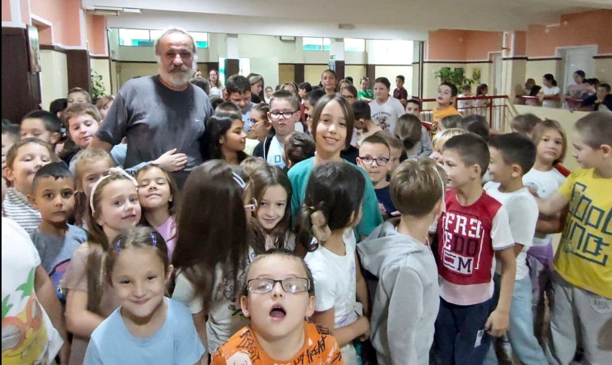 Fotografija uz vijest: Miljko Stojković u OŠ „Vuk Karadžić“: Aforizmi, smeh i druženje sa najmlađima povodom Dečje nedelje