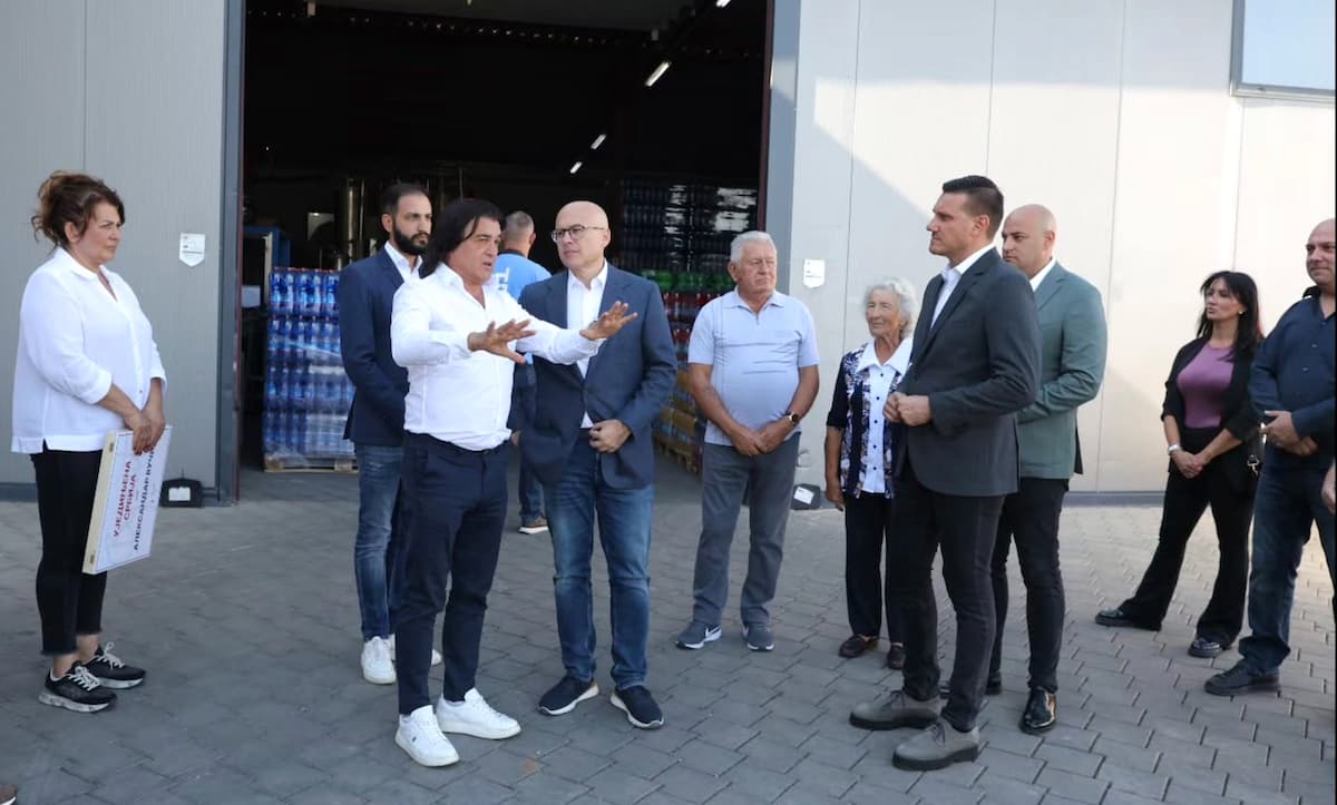 Fotografija uz vijest: Miloš Vučević posetio Azanju i Smederevsku Palanku, obišao porodičnu fabriku "Vesna"