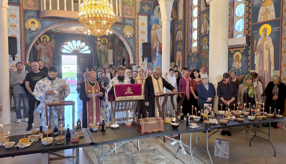 Fotografija uz vijest: Molitveno sećanje na upokojene u Hramu Svete Petke u Smederevskoj Palanci uoči Pedesetnice