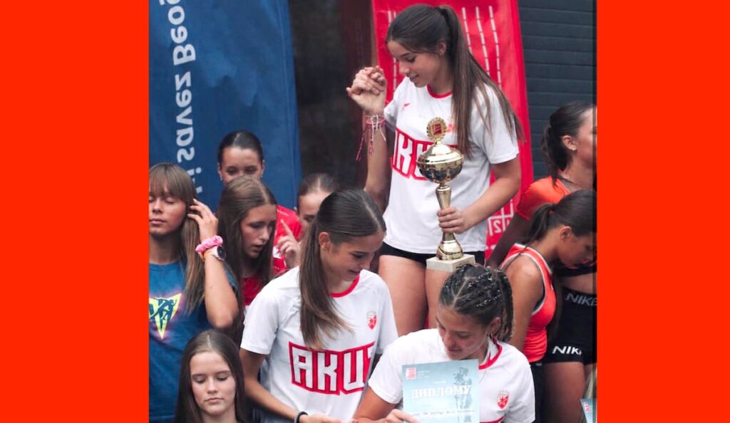 Fotografija uz vijest: Nađa Fejzulović, Palančanka, dvostruka prvakinja Beograda sa atletičarkama Zvezde