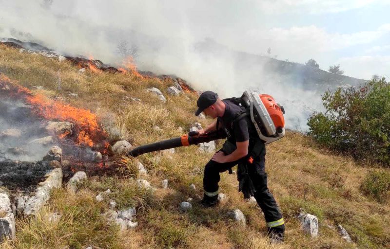 Fotografija uz vijest: NIS donirao 40 tona goriva vatrogascima MUP-a