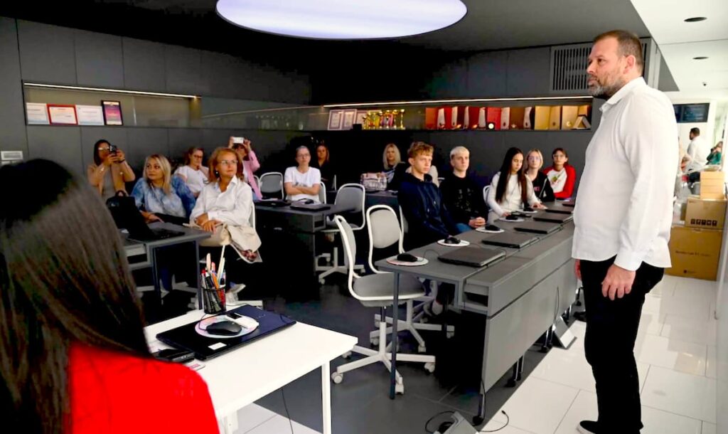 Fotografija uz vijest: OŠ „Olga Milošević“ domaćin studijske posete i razmene dobrih praksi