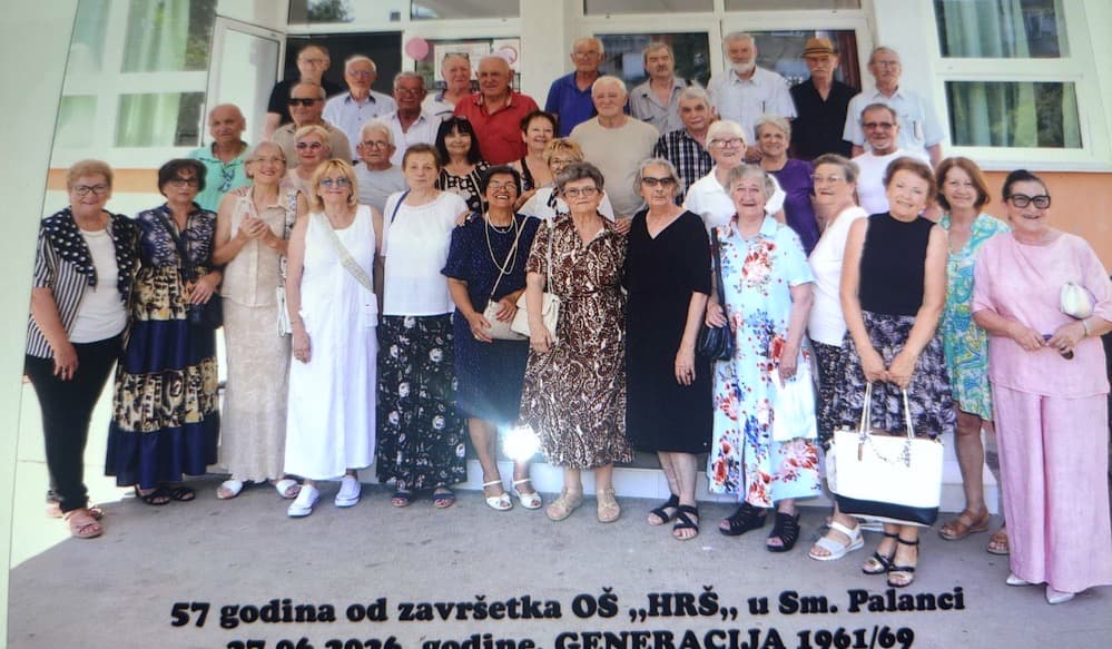 Fotografija uz vijest: Posle 57 godina, generacija đaka OŠ „Heroj Radmila Šišković“ ponovo u školskim klupama