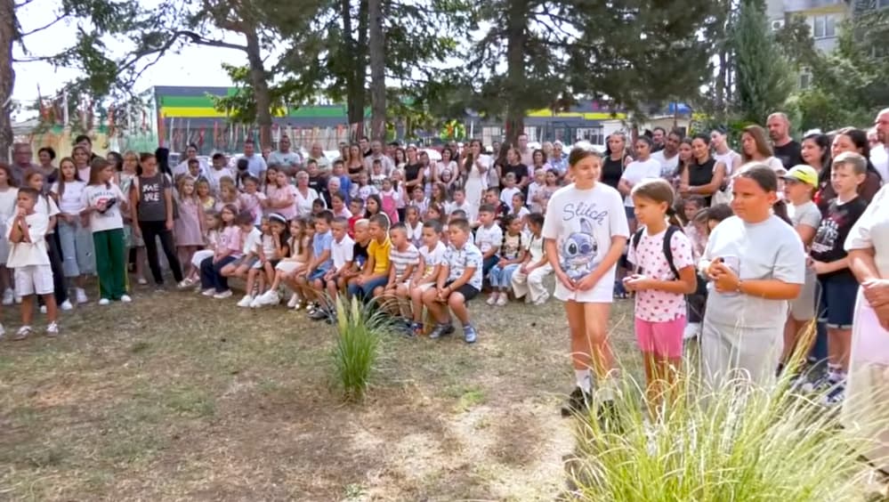 Fotografija uz vijest: Prvaci OŠ „Heroj Radmila Šišković“ dočekani sa radošću i priredbom