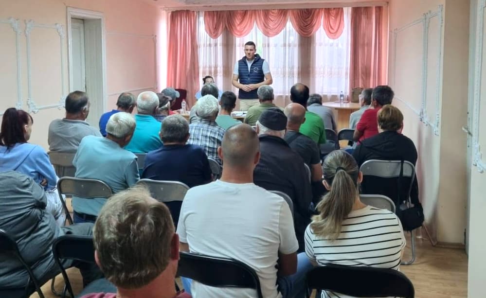 Fotografija uz vijest: Sastanak MO SNS Kusadak: Zahvalnost meštanima i najava novih projekata
