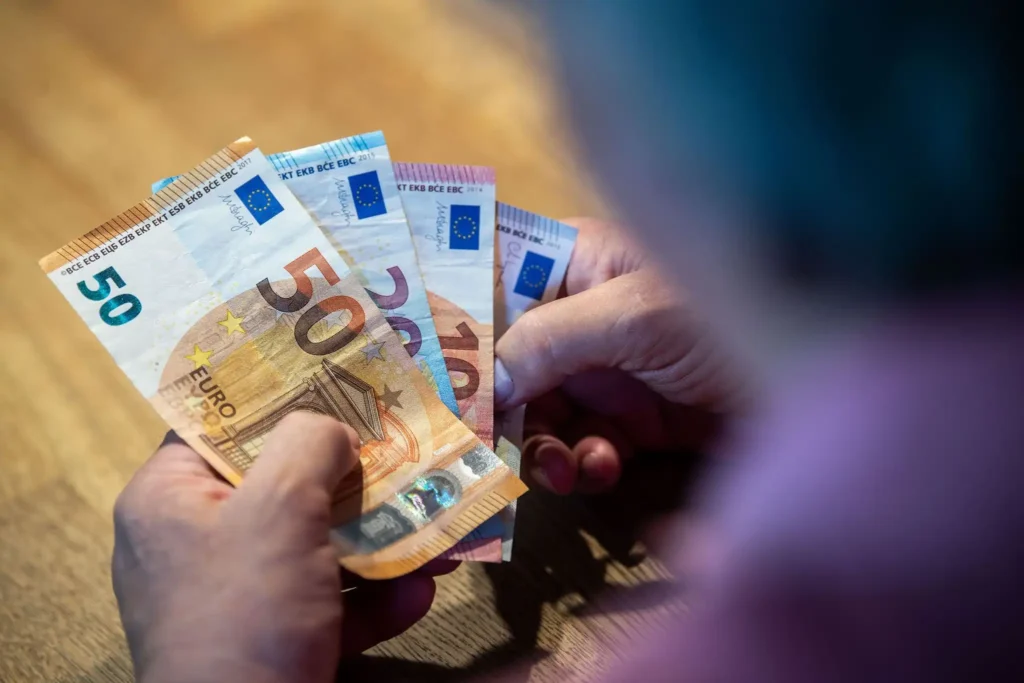 Fotografija uz vijest: Srbi i dalje čuvaju novac u "slamarici" za "crne dane"