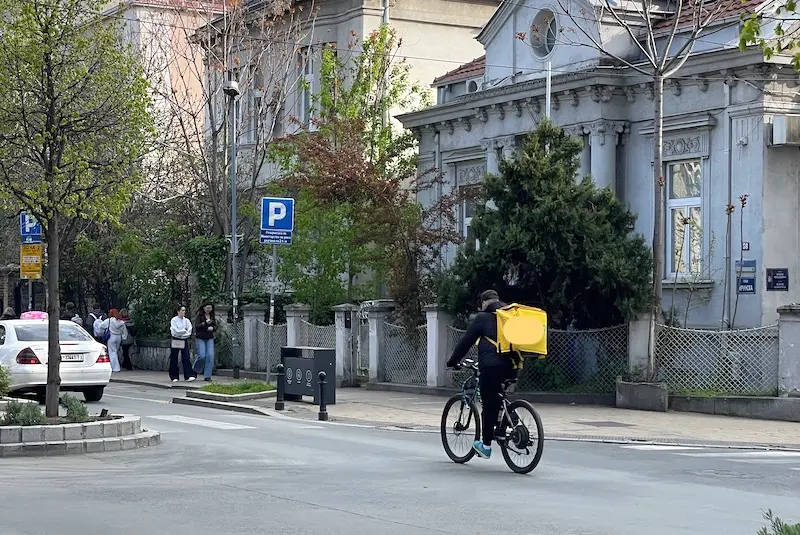 Fotografija uz vijest: Srbija mora da menja Zakon o radu: Promene za radnike platformskih servisa