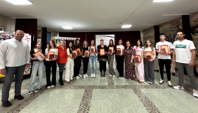 Fotografija uz vijest: Svečana dodela nagrada maturantima u OŠ "Olga Milošević"