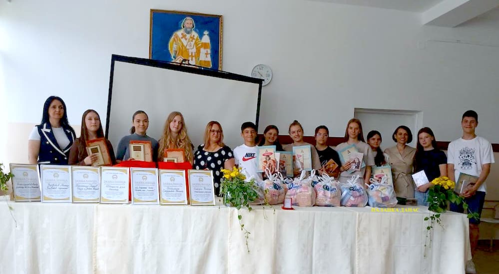 Fotografija uz vijest: Svečani ispraćaj maturanata u OŠ „Đorđe Jovanović“ u Selevcu: Đurđina Milašinović đak generacije
