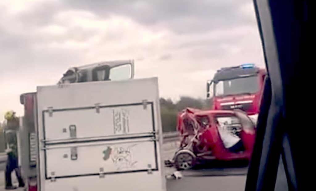 Fotografija uz vijest: Teška saobraćajna nesreća kod petlje Kolari: Dve osobe stradale u sudaru kamiona i automobila