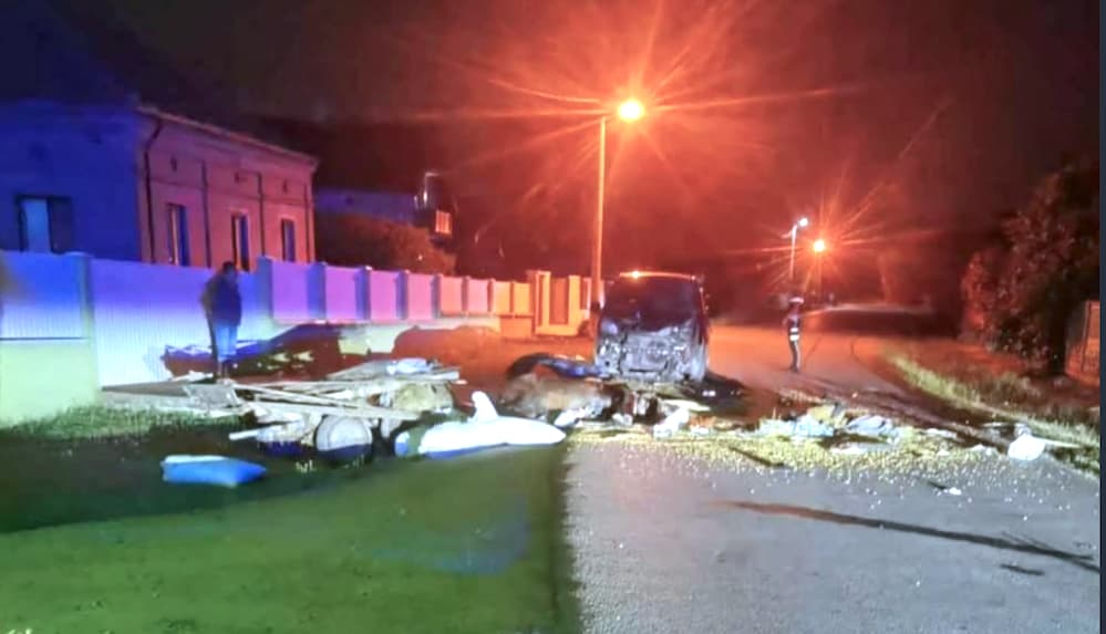 Fotografija uz vijest: Teška saobraćajna nesreća u Azanji: Automobil udario u zapregu, jedna osoba teško povređena