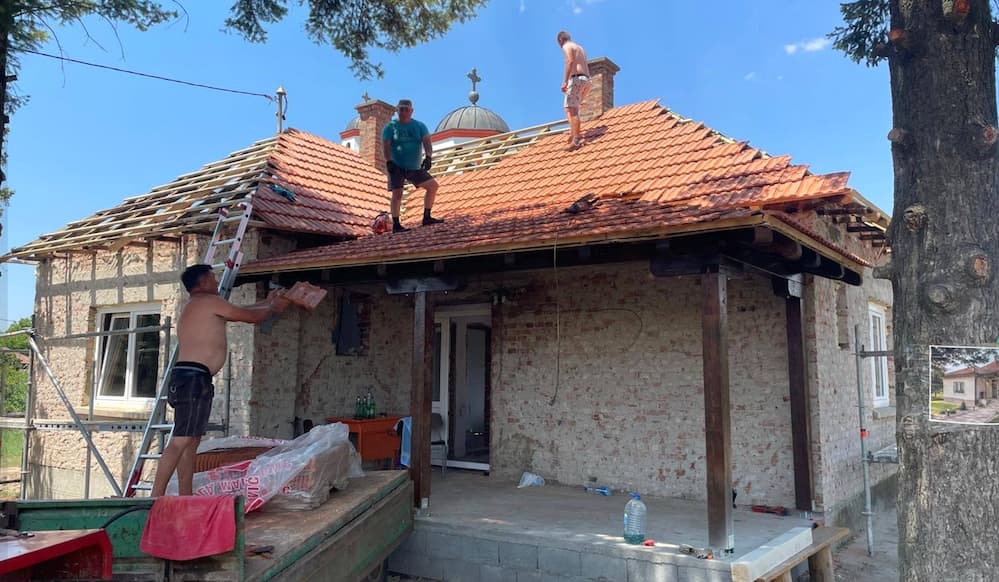 Fotografija uz vijest: U Bašinu se nastavljaju radovi na adaptaciji školske kuće za smeštaj svešteničke porodice