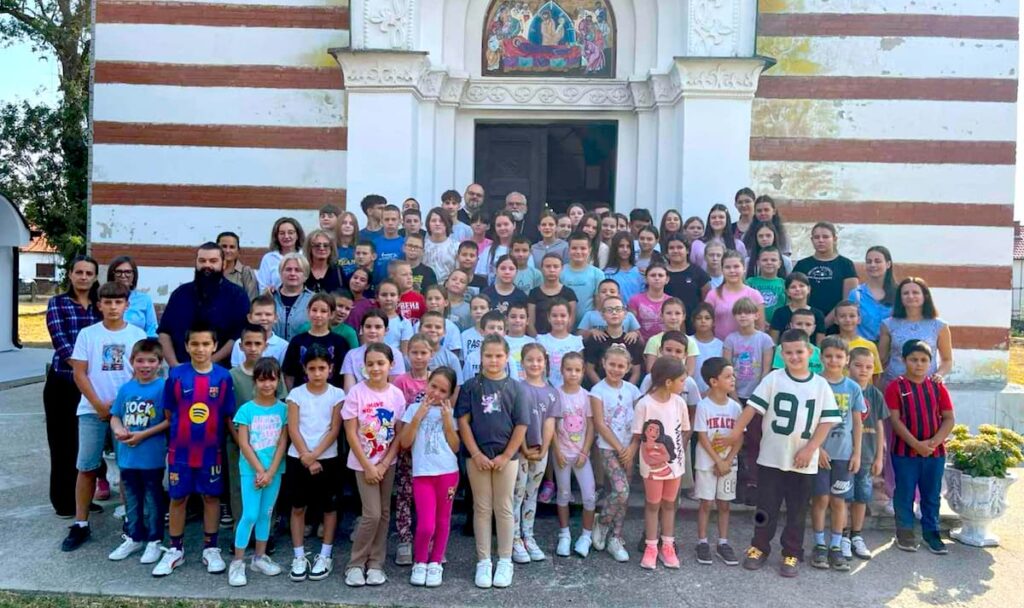 Fotografija uz vijest: Učenici OŠ „Lazar Stanojević“ iz Ratara obeležili početak školske godine Prizivom Svetog Duha