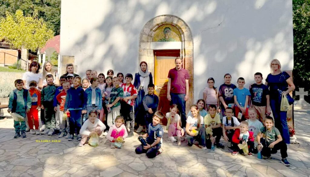 Fotografija uz vijest: Učenici OŠ „Nikola Tesla“ iz Goloboka na edukativnom izletu u Svilajncu i Jagodini