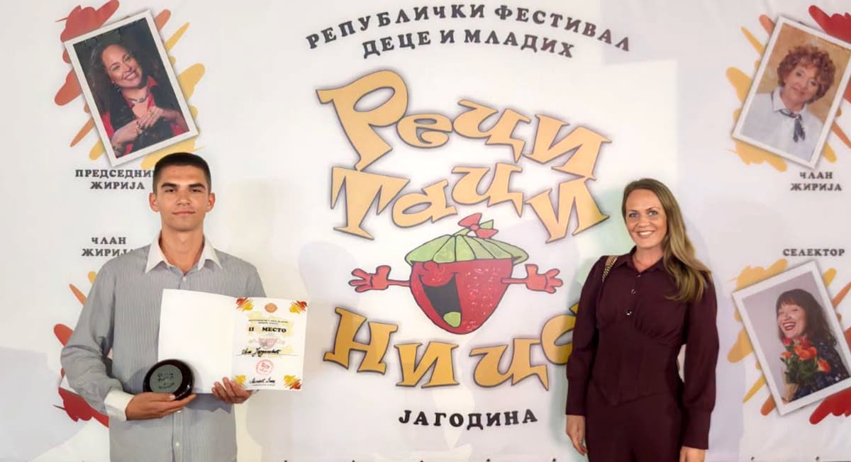Fotografija uz vijest: Učenik Palanačke gimnazije Ivan Jordanović osvojio drugo mesto na republičkom takmičenju "Recitacionica"