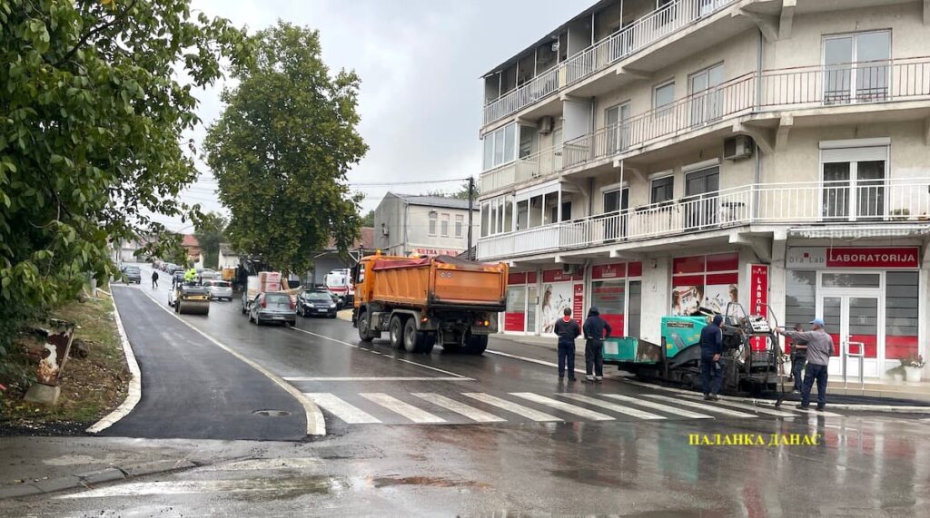 Fotografija uz vijest: Ulica Kneza Miloša u Smederevskoj Palanci dobija završni izgled, privode se kraju radovi na uređenju