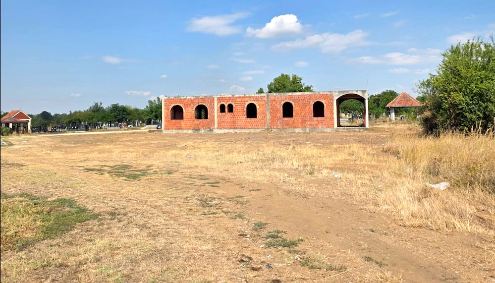 Fotografija uz vijest: Velika akcija čišćenja u Azanji: Uklonjeno 31 kamion otpada sa divlje deponije kod groblja
