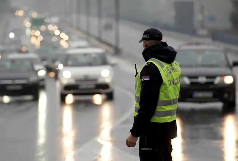 Fotografija uz vijest: Velika akcija policije: Hiljade vozača i pešaka kažnjeno zbog korišćenja mobilnog telefona