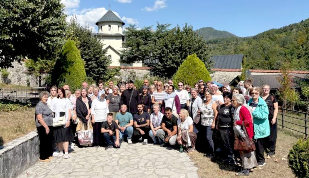 Fotografija uz vijest: Vernici iz Smederevske Palanke na pokloničkom putovanju stazama Svetog Vasilija