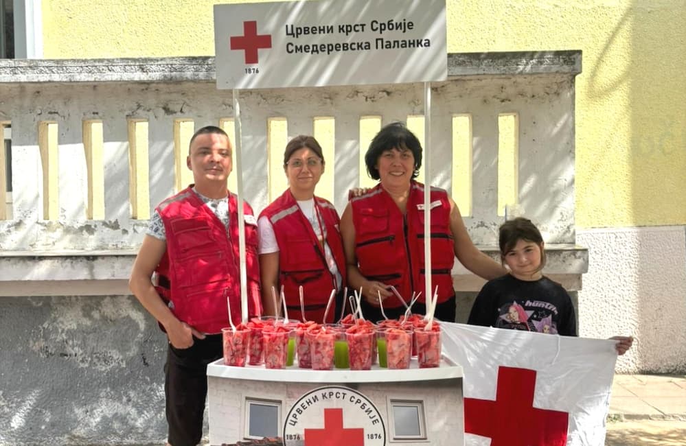 Fotografija uz vijest: Volonteri Crvenog krsta Smederevska Palanka osvežili sugrađane i poslali važnu poruku o očuvanju zdravlja tokom tropskih dana