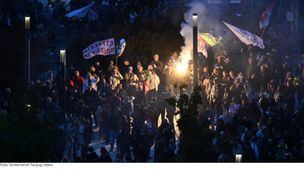 Fotografija uz vijest: Završni skup Studentske liste na Slaviji: Baklje, skandiranje i Ustav Srbije