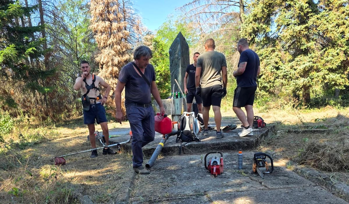 Fotografija uz vijest: Meštani Azanje uredili spomen-obeležje na Vasivljevićima