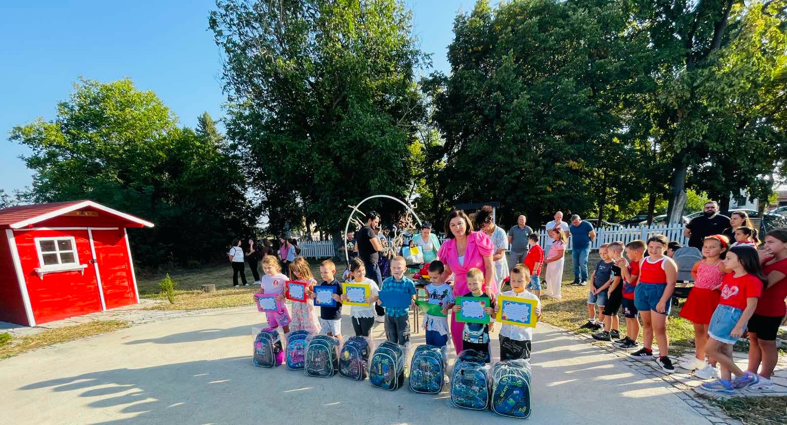 Fotografija uz vijest: Prvaci u Topoli krenuli u školu uz priredbe i poklone