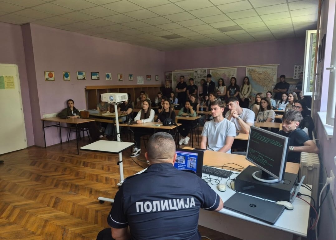 Fotografija uz vijest: SŠ „Žikica Damnjanović“: Predavanje o bezbednosti mladih pred matursko veče
