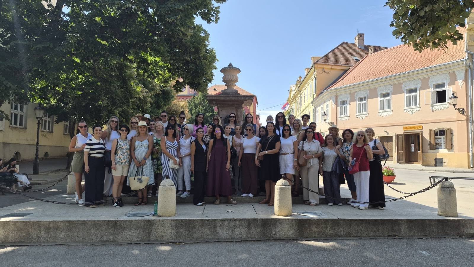 Fotografija uz vijest: Zaposleni PU „Čika Jova Zmaj“ na jednodnevnom izletu u Sremskim Karlovcima i Novom Sadu